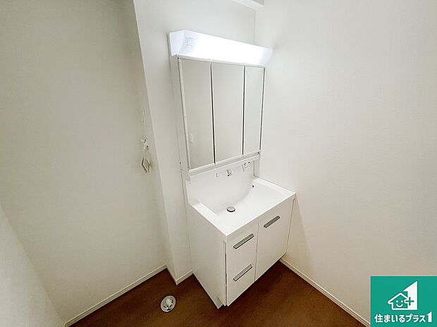 【独立洗面台】清潔感のある洗面台です。フラットな鏡は掃除がしやすく毎日清潔！鏡裏には収納があるのでスッキリとした洗面台が保てます。