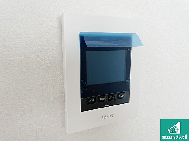 【カラーモニターインターホン】声だけでなく来訪者の姿や顔がモニターで確認できるので、小さなお子様がいらっしゃるご家庭でも安心できます！