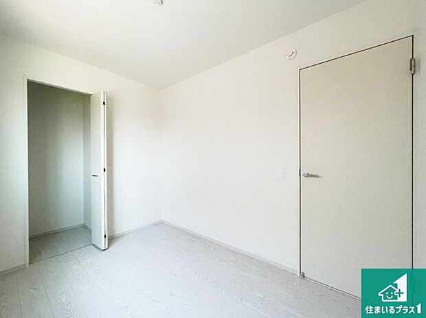 【洋室】寝室は心地よい眠りについてもらいたくて、シンプルかつ開放的な空間な設計にしています!大きな窓から差し込む日が心地いいです♪