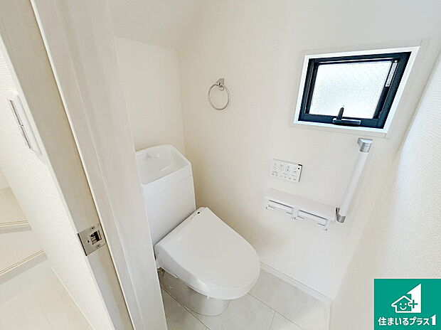 【トイレ】1・2階の2ヶ所にあるので、朝の忙しい時間の順番待ちもなく、深夜の利用にも大変便利です。