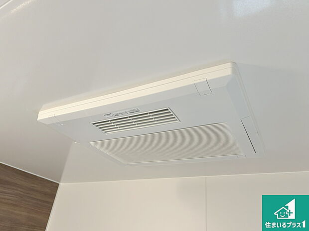 【浴室暖房乾燥機】四季を通して快適なバスライフをお手伝いする浴室暖房乾燥機!浴室の乾燥・暖房・涼風・換気はもちろん、24時間換気にも対応!