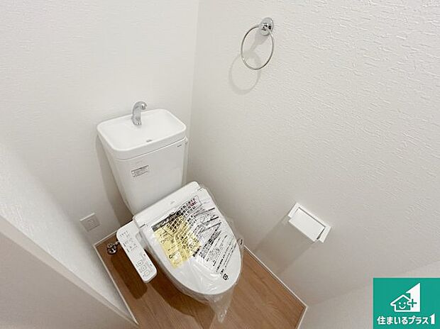 【トイレ】1・2階の2ヶ所にあるので、朝の忙しい時間の順番待ちもなく、深夜の利用にも大変便利です。