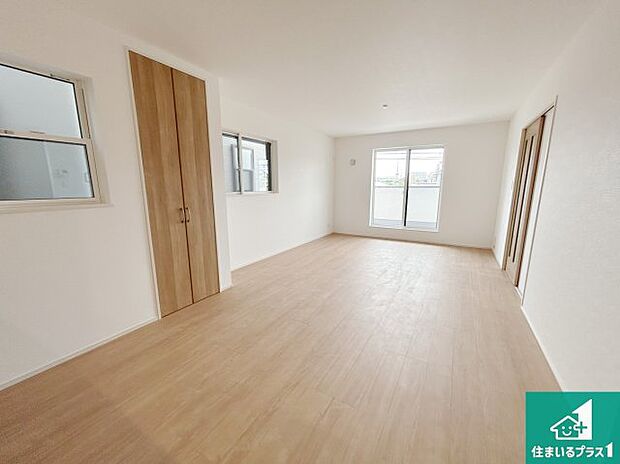 【居間・リビング】日当たり良好の明るいリビングで朝の目覚めもスッキリできそう!対面キッチンでご家族のコミュニケーションも自然と増える設計!小さなお子様が遊ぶスペースを作っても広々とくつろげるLDK!