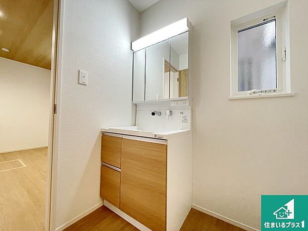 【独立洗面台】清潔感のある洗面台です。フラットな鏡は掃除がしやすく毎日清潔!鏡裏には収納があるのでスッキリとした洗面台が保てます。