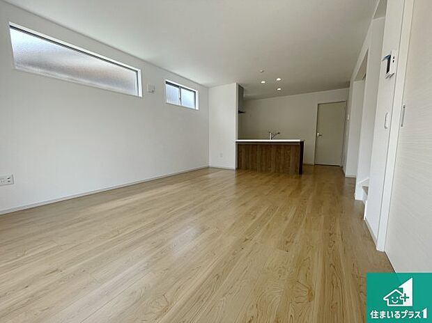 【居間・リビング】日当たり良好の明るいリビングで朝の目覚めもスッキリできそう！対面キッチンでご家族のコミュニケーションも自然と増える設計！小さなお子様が遊ぶスペースを作っても広々とくつろげるLDK！