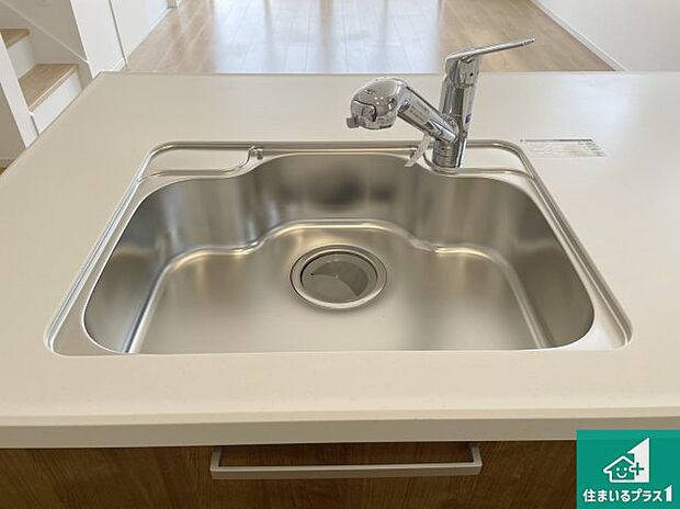【キッチンシンク】蛇口の先端に浄水器を内蔵しています！原水と浄水、お湯と冷水、シャワーの切替えがワンタッチなので用途によって使い分けられます。