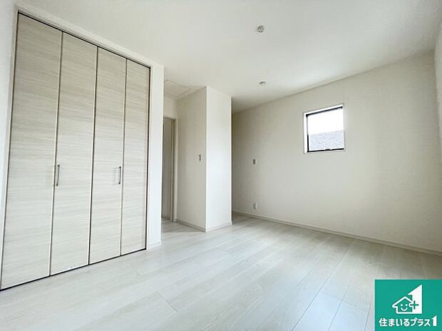 【洋室】シンプルな洋室は、自分好みのインテリアが楽しめます♪ご家族とインテリアや家具を選びに行くのは新築購入時の醍醐味の一つです。ぜひお楽しみください♪