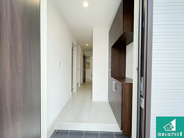 【玄関】シューズボックスにはたくさんの靴が収納できるので玄関周りはいつもスッキリ！ご家族が増えても安心！