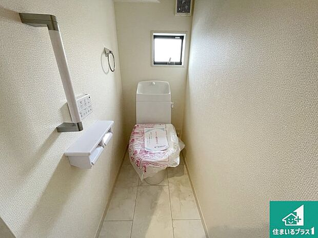 【トイレ】1・2階の2ヶ所にあるので、朝の忙しい時間の順番待ちもなく、深夜の利用にも大変便利です。