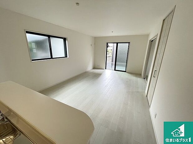 【居間・リビング】日当たり良好の明るいリビングで朝の目覚めもスッキリできそう！対面キッチンでご家族のコミュニケーションも自然と増える設計！小さなお子様が遊ぶスペースを作っても広々とくつろげるLDK！