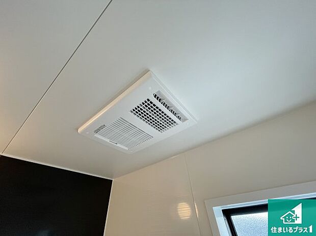 【浴室暖房乾燥機】四季を通して快適なバスライフをお手伝いする浴室暖房乾燥機！浴室の乾燥・暖房・涼風・換気はもちろん、２４時間換気にも対応！ 