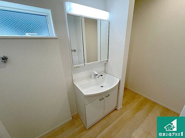 【独立洗面台】清潔感のある洗面台です。フラットな鏡は掃除がしやすく毎日清潔！鏡裏には収納があるのでスッキリとした洗面台が保てます。