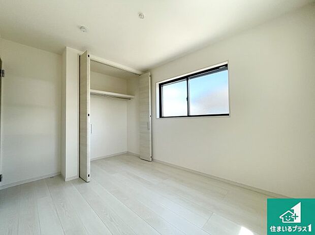 【洋室】シンプルな洋室は、自分好みのインテリアが楽しめます♪ご家族とインテリアや家具を選びに行くのは新築購入時の醍醐味の一つです。ぜひお楽しみください♪