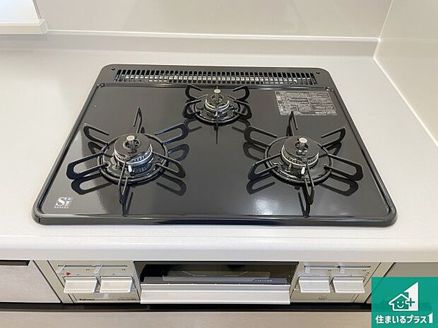 【コンロ】ダブル高火力Ｓｉセンサー付きコンロ！３口あるので、まとめて料理をする時も大活躍！