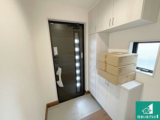 【玄関】シューズボックスにはたくさんの靴が収納できるので玄関周りはいつもスッキリ!ご家族が増えても安心!