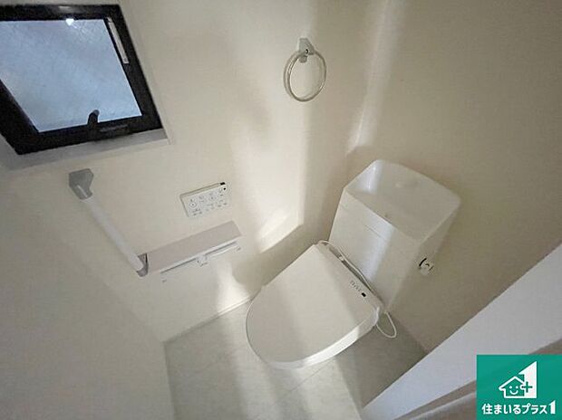 【トイレ】1・2階の2ヶ所にあるので、朝の忙しい時間の順番待ちもなく、深夜の利用にも大変便利です。