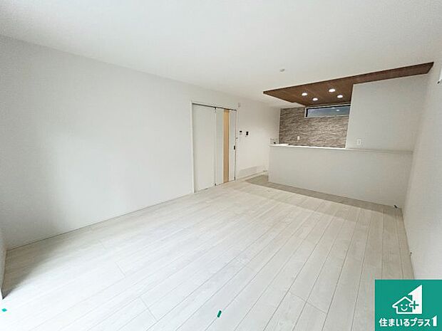 【居間・リビング】日当たり良好の明るいリビングで朝の目覚めもスッキリできそう！対面キッチンでご家族のコミュニケーションも自然と増える設計！小さなお子様が遊ぶスペースを作っても広々とくつろげるLDK！