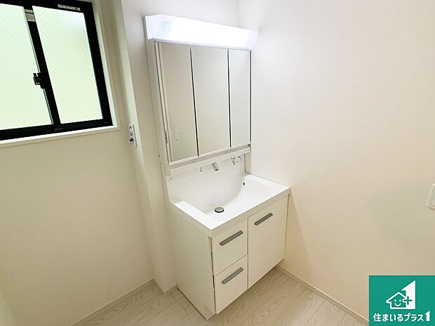 【独立洗面台】清潔感のある洗面台です。フラットな鏡は掃除がしやすく毎日清潔！鏡裏には収納があるのでスッキリとした洗面台が保てます。