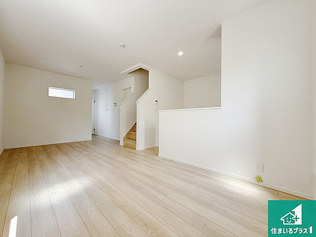 【居間・リビング】日当たり良好の明るいリビングで朝の目覚めもスッキリできそう！対面キッチンでご家族のコミュニケーションも自然と増える設計！小さなお子様が遊ぶスペースを作っても広々とくつろげるLDK！