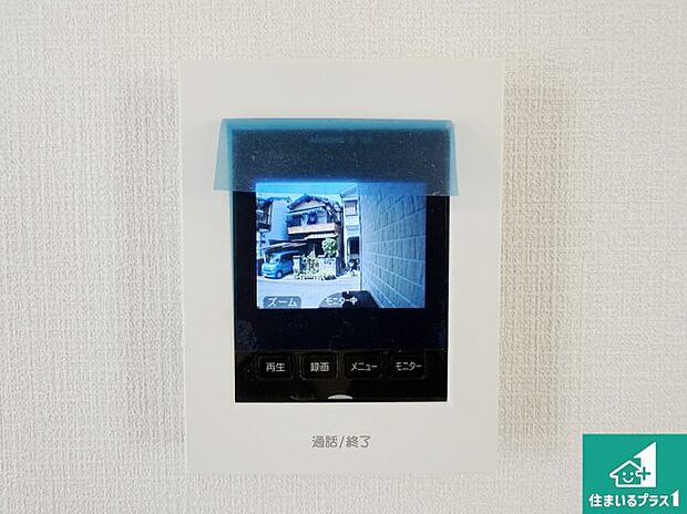 【カラーモニターインターホン】声だけでなく来訪者の姿や顔がモニターで確認できるので、小さなお子様がいらっしゃるご家庭でも安心できます！