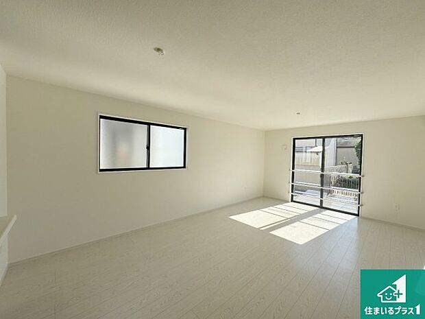 【居間・リビング】日当たり良好の明るいリビングで朝の目覚めもスッキリできそう！対面キッチンでご家族のコミュニケーションも自然と増える設計！小さなお子様が遊ぶスペースを作っても広々とくつろげるLDK！