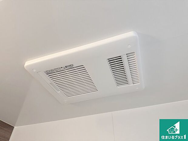 【浴室暖房乾燥機】四季を通して快適なバスライフをお手伝いする浴室暖房乾燥機！浴室の乾燥・暖房・涼風・換気はもちろん、２４時間換気にも対応！ 