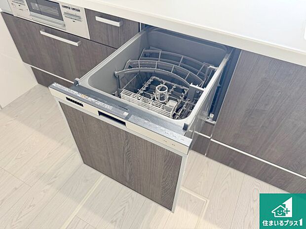 【食器洗浄乾燥機】食事後の一仕事、食器洗いをボタン一つでお任せできちゃいます！場所を取らないビルトイン式なので、お料理スペースもしっかり確保！