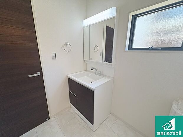 【独立洗面台】清潔感のある洗面台です。フラットな鏡は掃除がしやすく毎日清潔！鏡裏には収納があるのでスッキリとした洗面台が保てます。