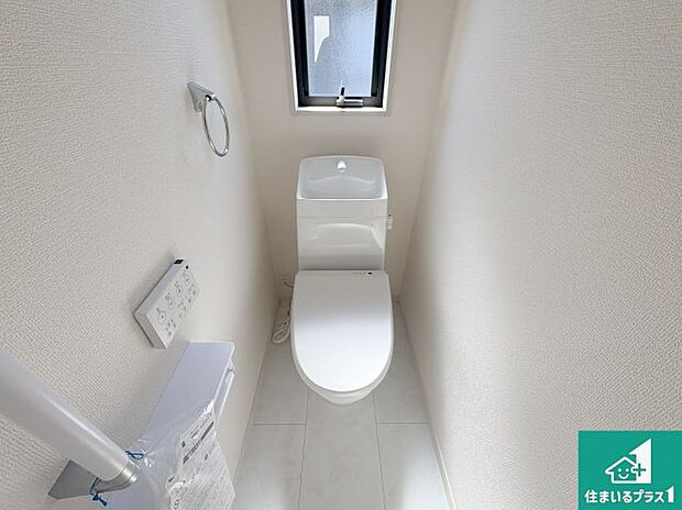 【トイレ】1・2階の2ヶ所にあるので、朝の忙しい時間の順番待ちもなく、深夜の利用にも大変便利です。