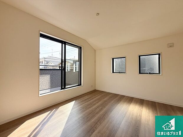 【洋室】寝室は心地よい眠りについてもらいたくて、シンプルかつ開放的な空間な設計にしています！大きな窓から差し込む日が心地いいです♪