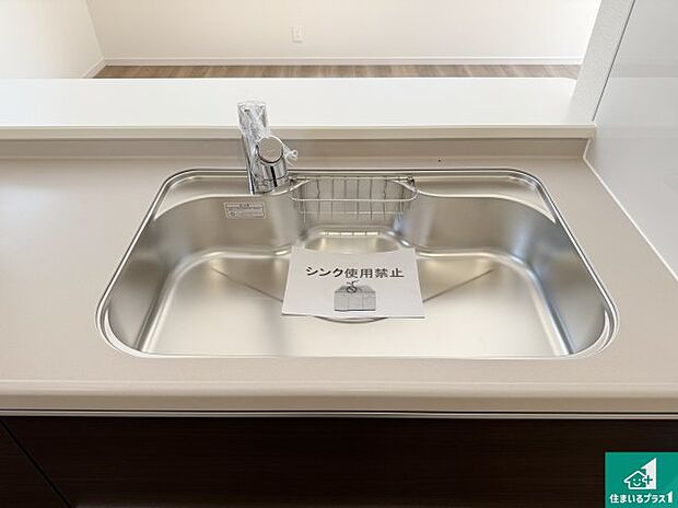 【キッチンシンク】蛇口の先端に浄水器を内蔵しています！原水と浄水、お湯と冷水、シャワーの切替えがワンタッチなので用途によって使い分けられます。