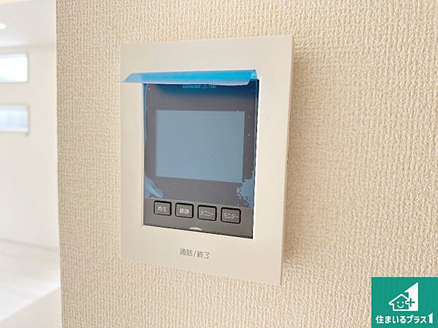 【カラーモニターインターホン】声だけでなく来訪者の姿や顔がモニターで確認できるので、小さなお子様がいらっしゃるご家庭でも安心できます!