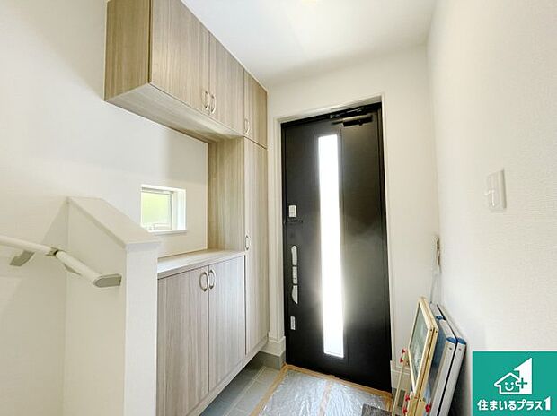 【玄関】シューズボックスにはたくさんの靴が収納できるので玄関周りはいつもスッキリ!ご家族が増えても安心!