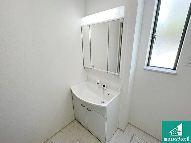 【独立洗面台】清潔感のある洗面台です。フラットな鏡は掃除がしやすく毎日清潔!鏡裏には収納があるのでスッキリとした洗面台が保てます。