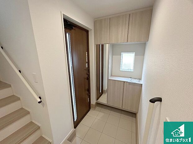 【玄関】シューズボックスにはたくさんの靴が収納できるので玄関周りはいつもスッキリ！ご家族が増えても安心！