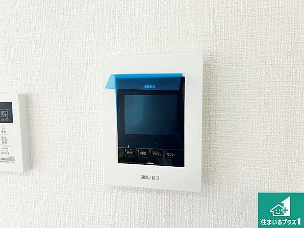 【カラーモニターインターホン】声だけでなく来訪者の姿や顔がモニターで確認できるので、小さなお子様がいらっしゃるご家庭でも安心できます！