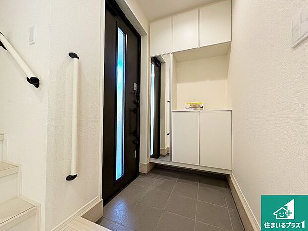 【玄関】シューズボックスにはたくさんの靴が収納できるので玄関周りはいつもスッキリ!ご家族が増えても安心!