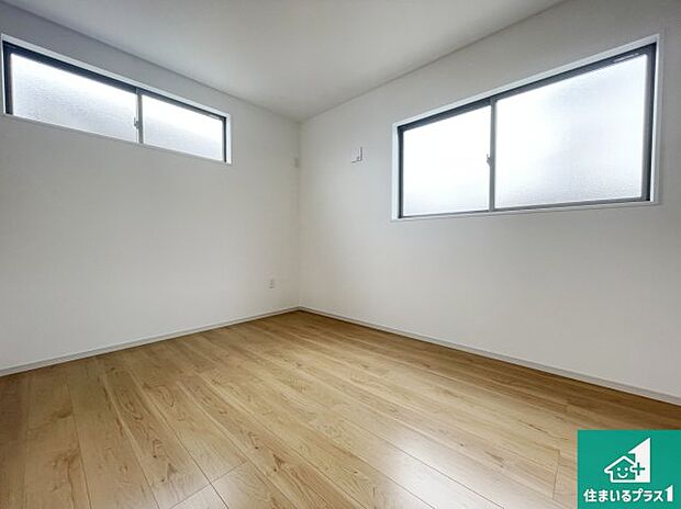 【洋室】シンプルな洋室は、自分好みのインテリアが楽しめます♪ご家族とインテリアや家具を選びに行くのは新築購入時の醍醐味の一つです。ぜひお楽しみください♪