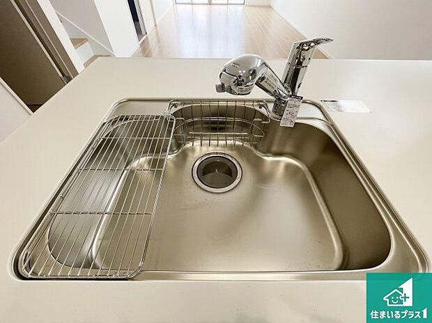 【キッチンシンク】蛇口の先端に浄水器を内蔵しています！原水と浄水、お湯と冷水、シャワーの切替えがワンタッチなので用途によって使い分けられます。