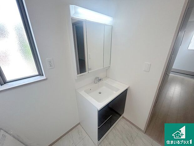 【独立洗面台】清潔感のある洗面台です。フラットな鏡は掃除がしやすく毎日清潔!鏡裏には収納があるのでスッキリとした洗面台が保てます。