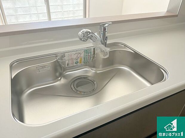 【キッチンシンク】蛇口の先端に浄水器を内蔵しています!原水と浄水、お湯と冷水、シャワーの切替えがワンタッチなので用途によって使い分けられます。