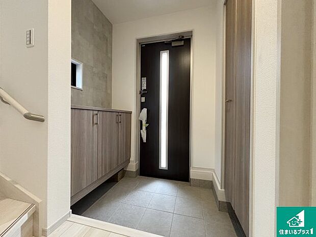 【玄関】シューズボックスにはたくさんの靴が収納できるので玄関周りはいつもスッキリ!ご家族が増えても安心!