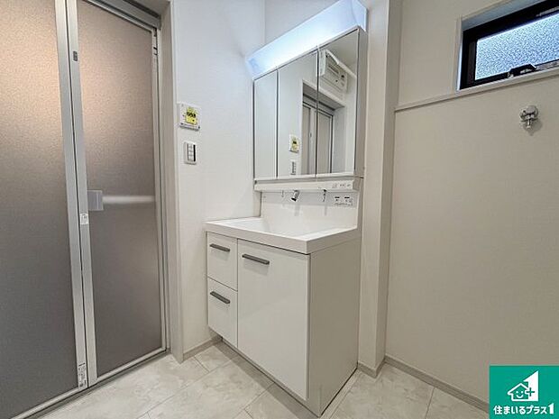 【独立洗面台】清潔感のある洗面台です。フラットな鏡は掃除がしやすく毎日清潔！鏡裏には収納があるのでスッキリとした洗面台が保てます。