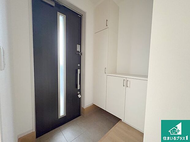 【玄関】シューズボックスにはたくさんの靴が収納できるので玄関周りはいつもスッキリ！ご家族が増えても安心！