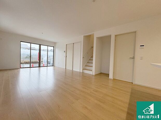 【居間・リビング】日当たり良好の明るいリビングで朝の目覚めもスッキリできそう！対面キッチンでご家族のコミュニケーションも自然と増える設計！小さなお子様が遊ぶスペースを作っても広々とくつろげるLDK！