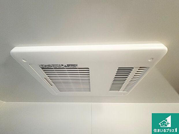 【浴室暖房乾燥機】四季を通して快適なバスライフをお手伝いする浴室暖房乾燥機！浴室の乾燥・暖房・涼風・換気はもちろん、２４時間換気にも対応！ 