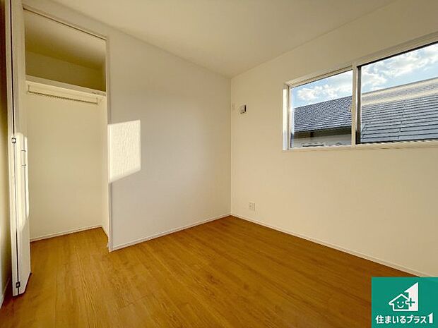 【洋室】シンプルな洋室は、自分好みのインテリアが楽しめます♪ご家族とインテリアや家具を選びに行くのは新築購入時の醍醐味の一つです。ぜひお楽しみください♪