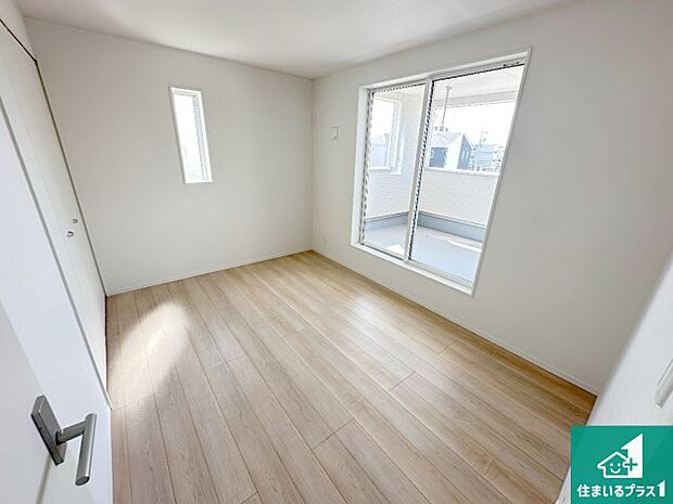 【洋室】シンプルな洋室は、自分好みのインテリアが楽しめます♪ご家族とインテリアや家具を選びに行くのは新築購入時の醍醐味の一つです。ぜひお楽しみください♪