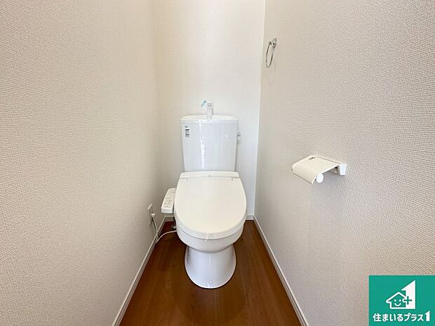 【トイレ】1・2階の2ヶ所にあるので、朝の忙しい時間の順番待ちもなく、深夜の利用にも大変便利です。