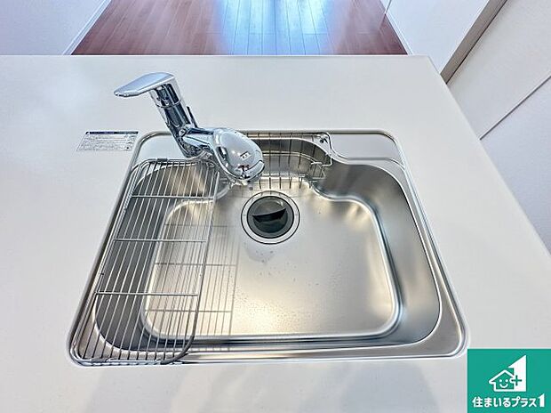【キッチンシンク】蛇口の先端に浄水器を内蔵しています!原水と浄水、お湯と冷水、シャワーの切替えがワンタッチなので用途によって使い分けられます。
